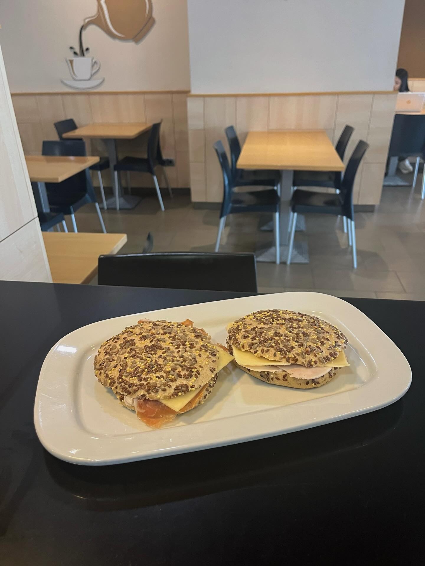 El mollete de cereals amb gall d'indi i pernil salat, calentó i planxat.