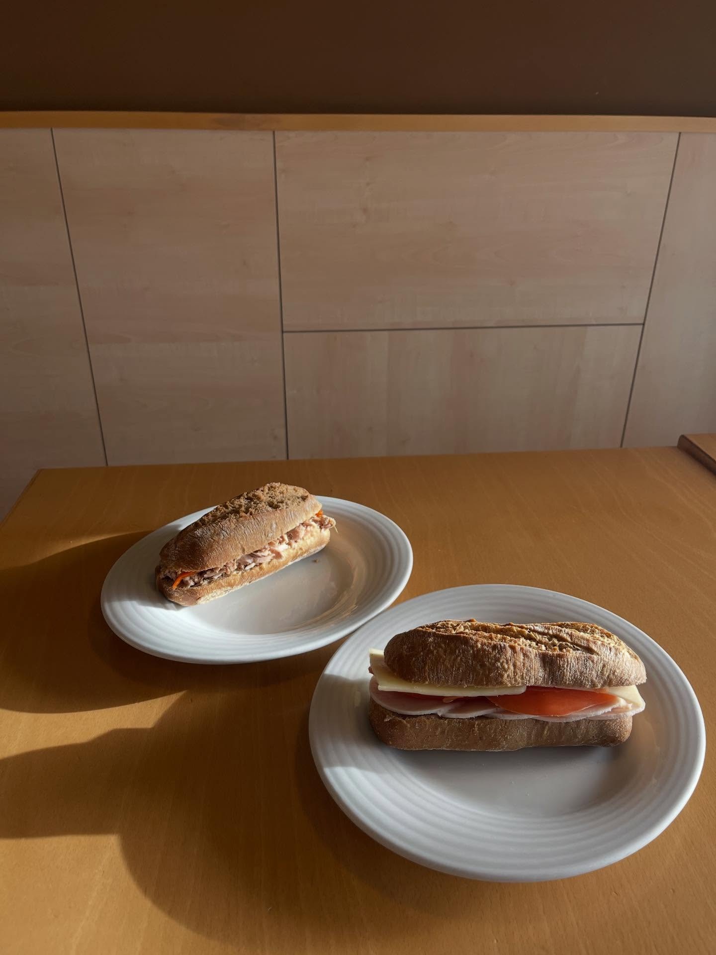 Panets de sègol, un amb pebrot i tonyina i l'altre amb gall d'indi.